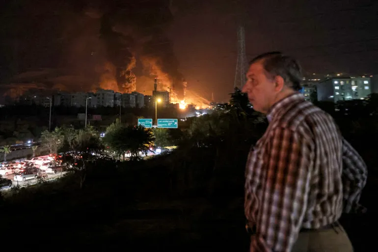 ۱۱ کشته و بیش از ۶۰۰ زخمی در حملات ایران به اسرائیل/ دلیل دود سیاه اطراف انبار نفت شهران چیست؟/ تهران مشکل سوخترسانی ندارد ۱۱ کشته و بیش از ۶۰۰ زخمی در حملات ایران به اسرائیل/ دلیل دود سیاه اطراف انبار نفت شهران چیست؟/ تهران مشکل سوخترسانی ندارد