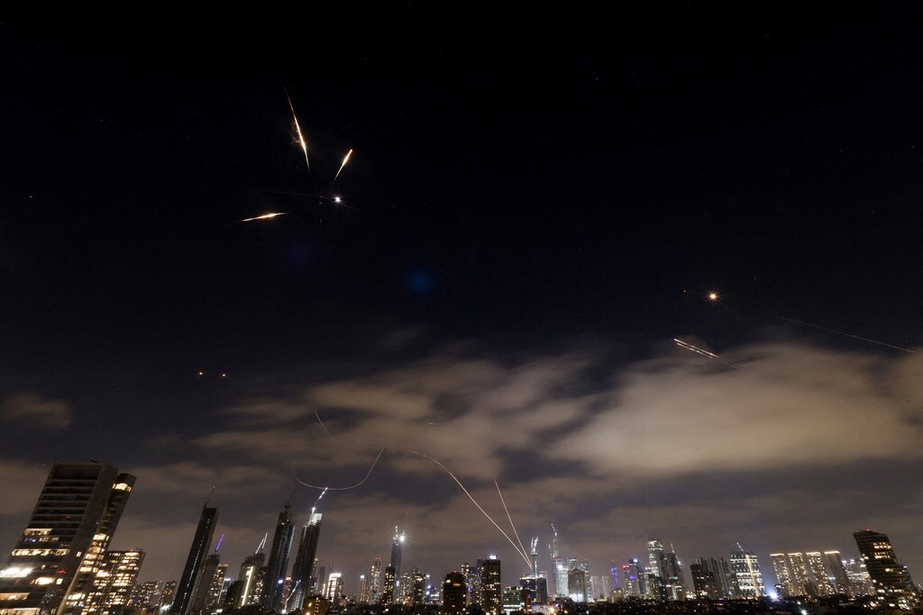 فوری: پدافند اهواز فعال شد/ واکنشهای جهانی در سومین روز جنگ/ تصاویری از انفجار در آسمان تلآویو فوری: پدافند اهواز فعال شد/ واکنشهای جهانی در سومین روز جنگ/ تصاویری از انفجار در آسمان تلآویو