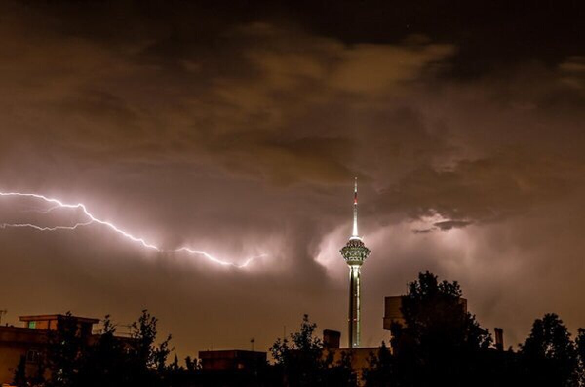 رگبار و رعد و برق در شمال تهران/ احتمال طوفان تندری و تگرگ رگبار و رعد و برق در شمال تهران/ احتمال طوفان تندری و تگرگ
