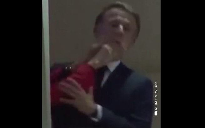 ویدئوی جنجالی از مکرون و همسرش در فرودگاه