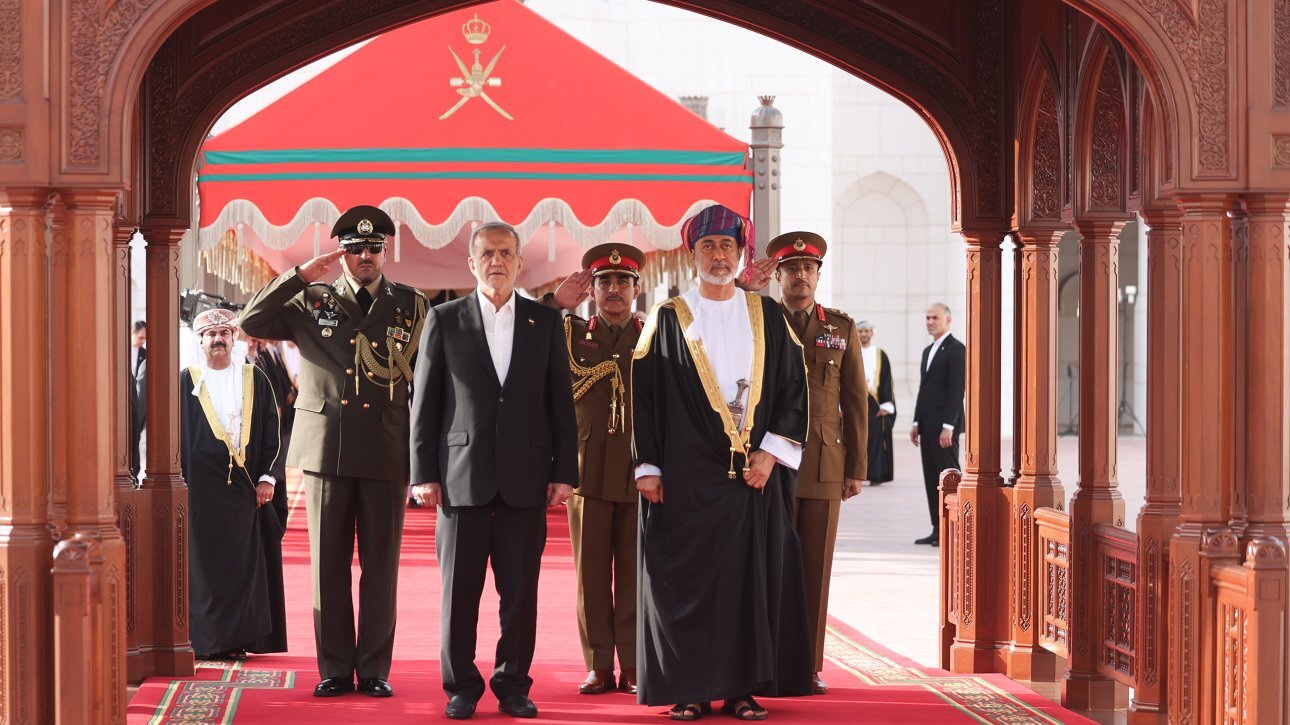 استقبال از رئیسجمهور در مسقط با شلیک ۲۱ توپ +ویدیو استقبال از رئیسجمهور در مسقط با شلیک ۲۱ توپ +ویدیو