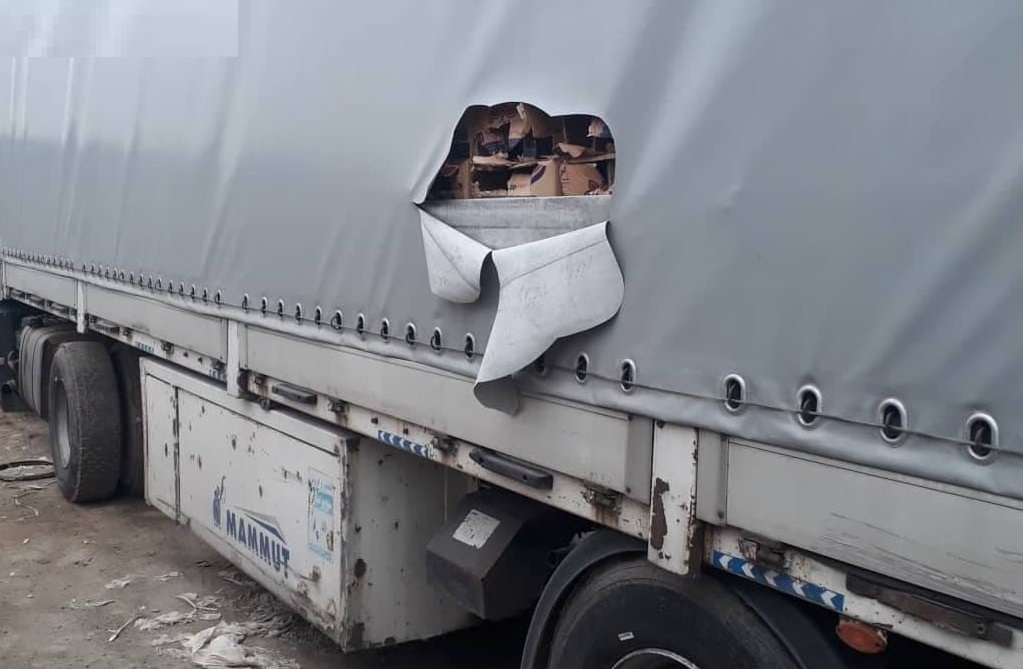 عاملان سنگ‌پرانی به کامیون‌های عبوری در هرمزگان دستگیر شدند