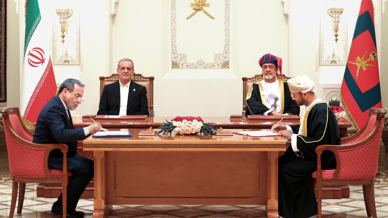 امضای ۱۸ سند همکاری میان ایران و عمان امضای ۱۸ سند همکاری میان ایران و عمان