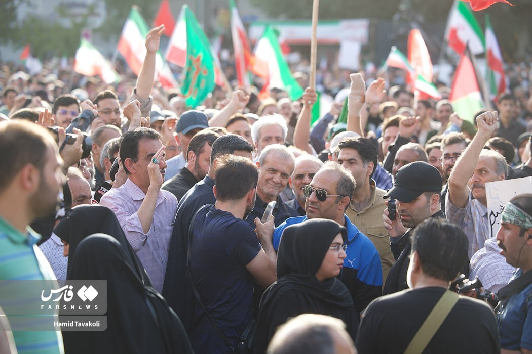 حضور رئیسجمهور در تجمع اعتراض به حمله آمریکا حضور رئیسجمهور در تجمع اعتراض به حمله آمریکا