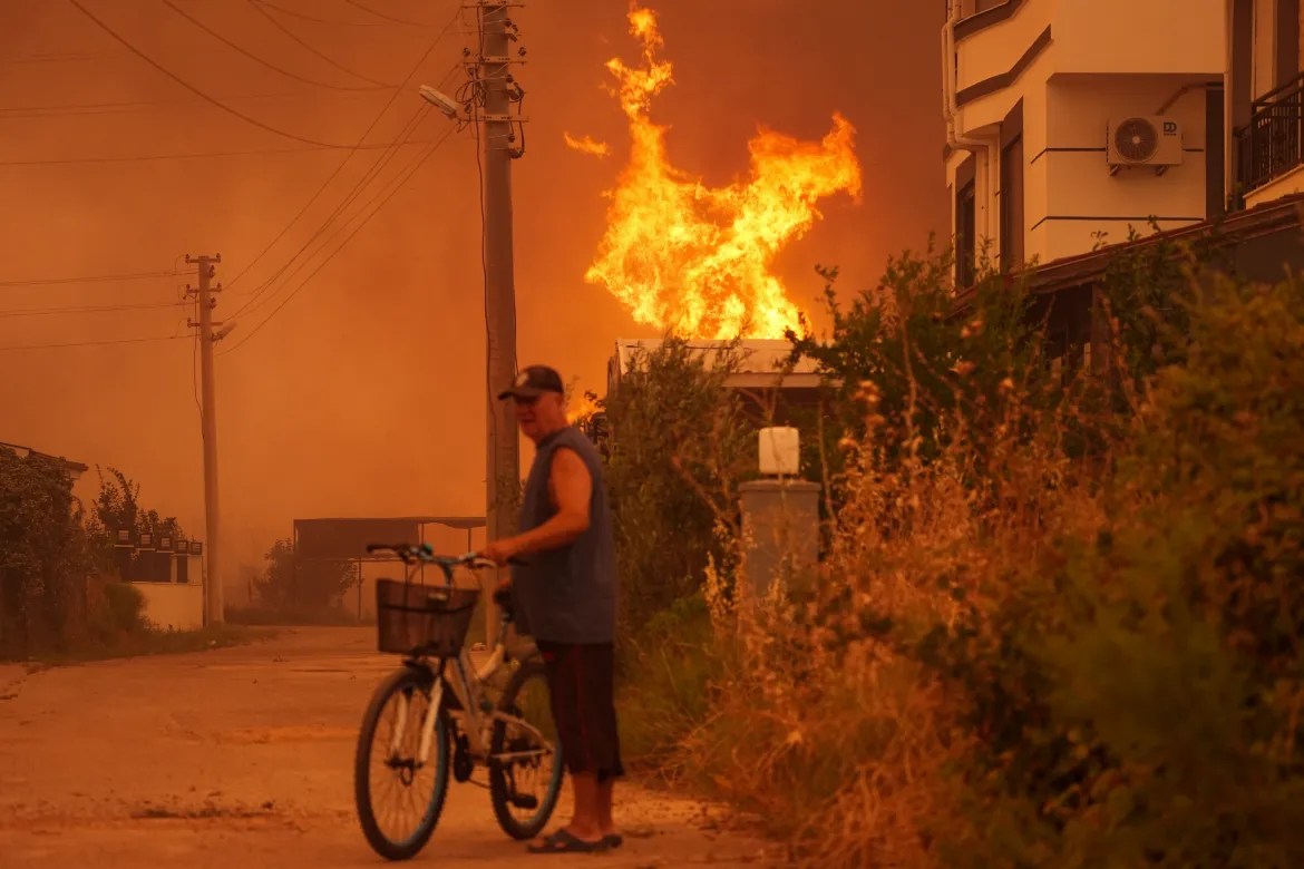 آتشسوزی گسترده در ازمیر ترکیه/ تخلیه ۵۰ هزار نفر +ویدیو آتشسوزی گسترده در ازمیر ترکیه/ تخلیه ۵۰ هزار نفر +ویدیو