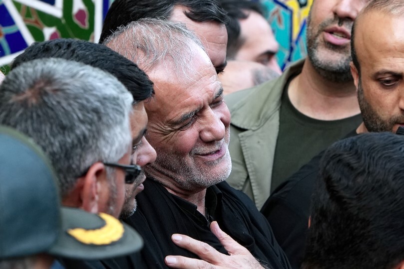 نماز ظهر عاشورای تبریز با حضور پزشکیان +ویدیو نماز ظهر عاشورای تبریز با حضور پزشکیان +ویدیو