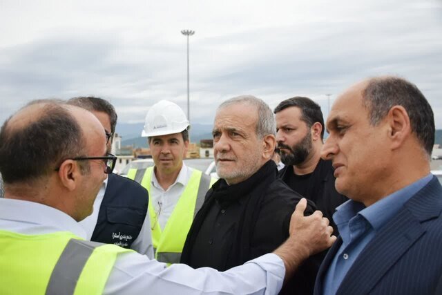 بازدید پزشکیان از مجتمع بندری آستارا