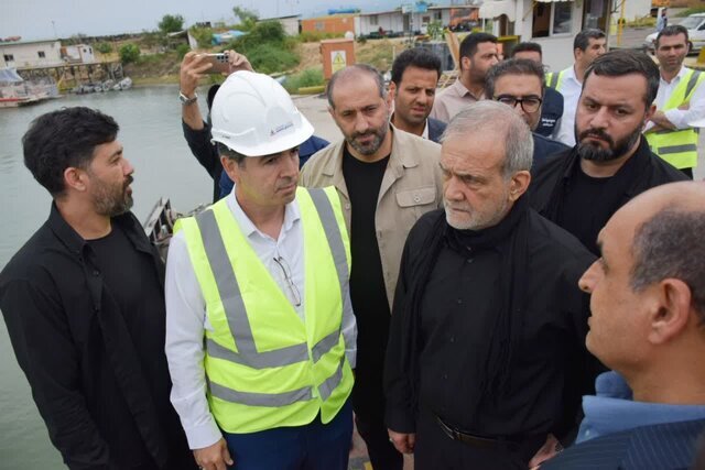 بازدید پزشکیان از مجتمع بندری آستارا