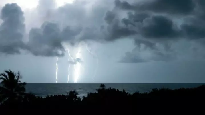 رگبار باران و باد شدید در جنوب شرق/ تهران ۳۵ درجه رگبار باران و باد شدید در جنوب شرق/ تهران ۳۵ درجه