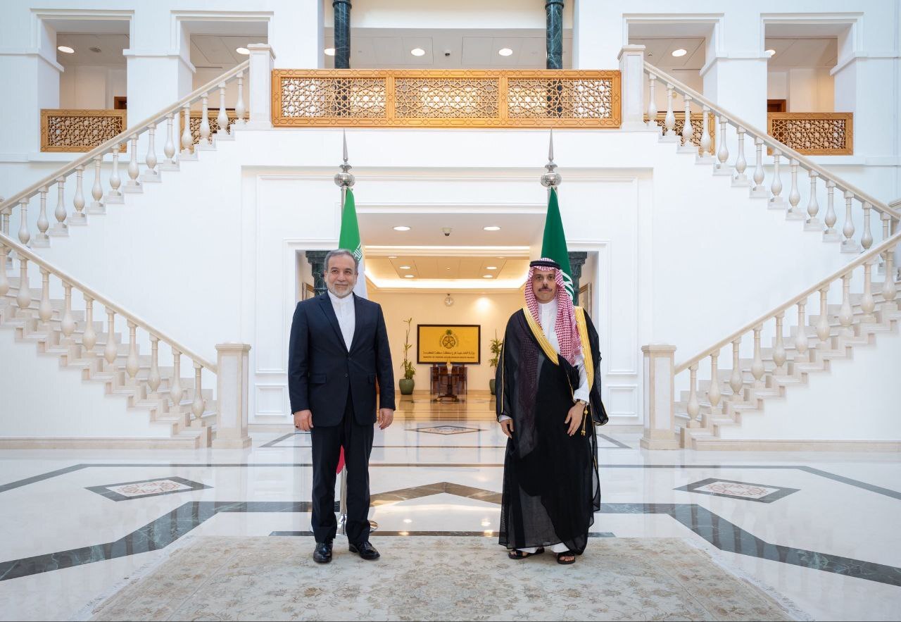 دیدار عراقچی با ولیعهد عربستان/ تجاوز نظامی، امنیت منطقه را در معرض خطر قرار داد