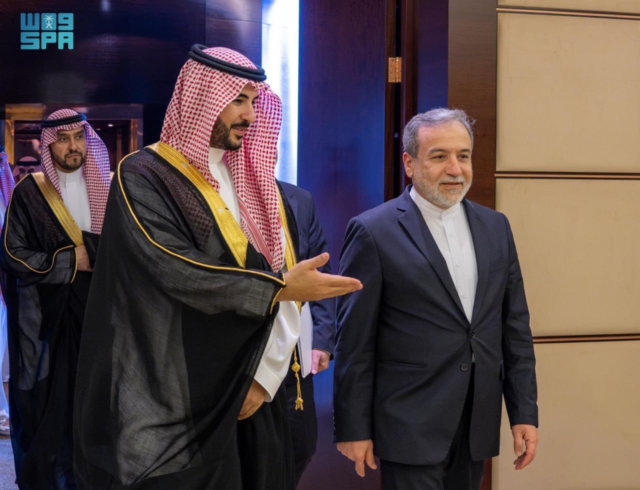 دیدار عراقچی با ولیعهد عربستان/ تجاوز نظامی، امنیت منطقه را در معرض خطر قرار داد