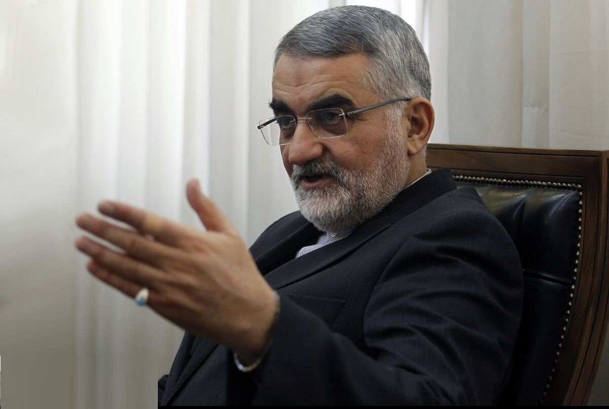 بروجردی: بمب اتم در دکترین ایران جایگاهی ندارد/ دشمن بهدنبال زدن مقامات است بروجردی: بمب اتم در دکترین ایران جایگاهی ندارد/ دشمن بهدنبال زدن مقامات است