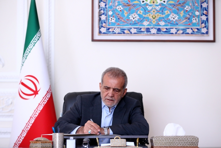 قدردانی رئیس‌جمهور از خدمات پرستاران در دوران جنگ