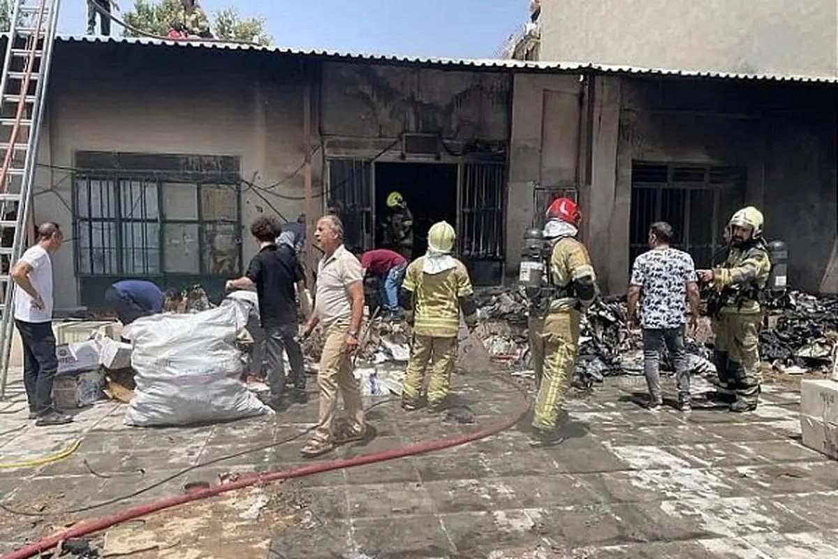 آتشسوزی در فروشگاه کفش خیابان دماوند تهران آتشسوزی در فروشگاه کفش خیابان دماوند تهران