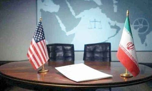 پنجره‌ای نیمه‌باز در طوفان