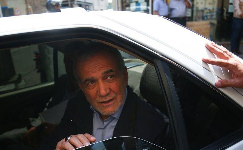 اتفاق عجیب در سفر رئیسجمهور به تبریز؛ بنزینِ آبکی برای خودروی پزشکیان! اتفاق عجیب در سفر رئیسجمهور به تبریز؛ بنزینِ آبکی برای خودروی پزشکیان!