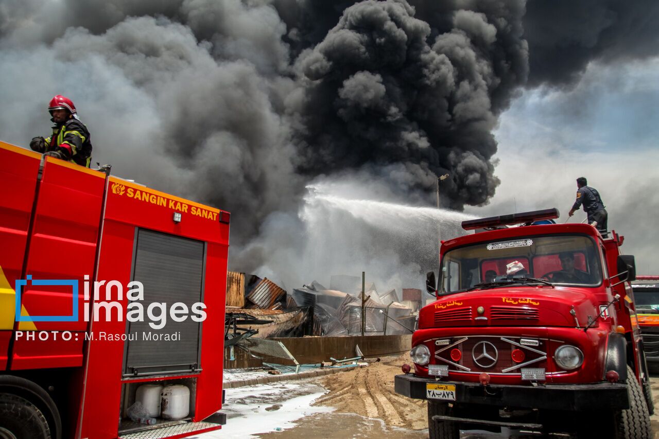 آتشسوزی در پالایشگاه نفت آبادان/ عملیات مهار شعلهها آتشسوزی در پالایشگاه نفت آبادان/ عملیات مهار شعلهها