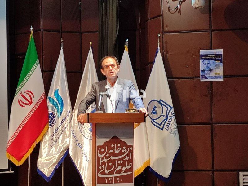 صادق زیباکلام: ازغندی، روایت خاص خودش را از تاریخ معاصر ایران داشت