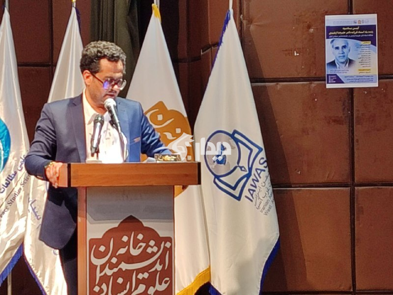 صادق زیباکلام: ازغندی، روایت خاص خودش را از تاریخ معاصر ایران داشت