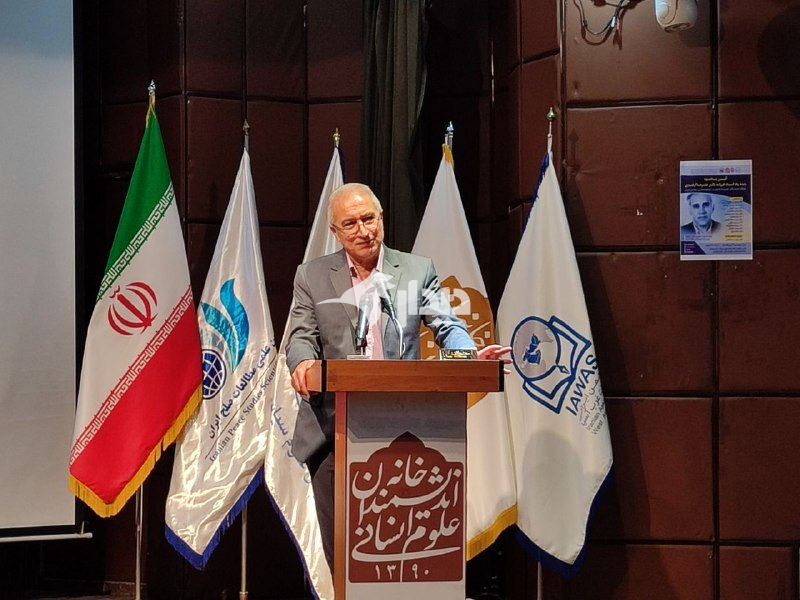 صادق زیباکلام: ازغندی، روایت خاص خودش را از تاریخ معاصر ایران داشت