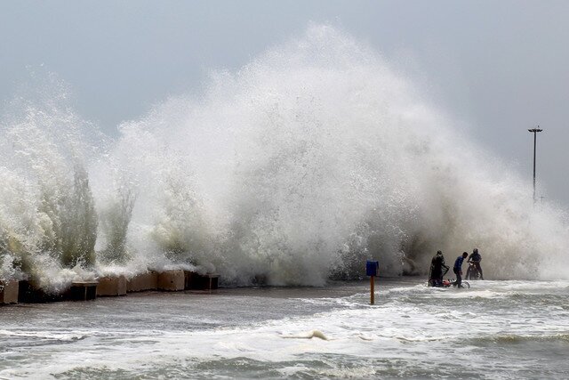 وزش باد و افزایش ارتفاع امواج دریا