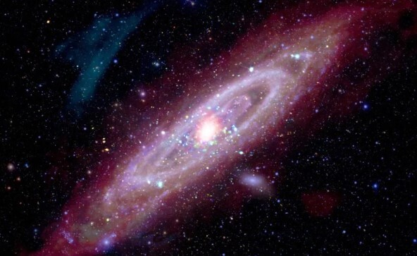 ناسا تصویر متفاوتی از کهکشان آندرومدا منتشر کرد ناسا تصویر متفاوتی از کهکشان آندرومدا منتشر کرد