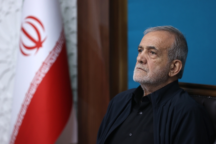 پزشکیان: دشمنان گمان میکردند با حمله نظامی، مردم را به خیابانها خواهند کشاند پزشکیان: دشمنان گمان میکردند با حمله نظامی، مردم را به خیابانها خواهند کشاند