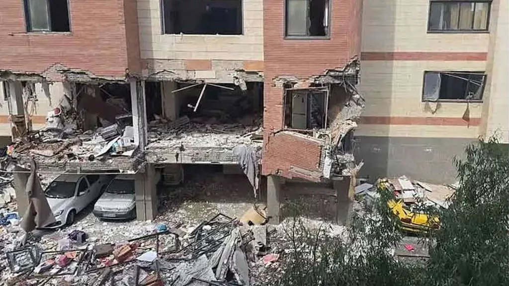 ادعای نیویورکتایمز درباره آتشسوزیها و انفجارهای اخیر در ایران ادعای نیویورکتایمز درباره آتشسوزیها و انفجارهای اخیر در ایران