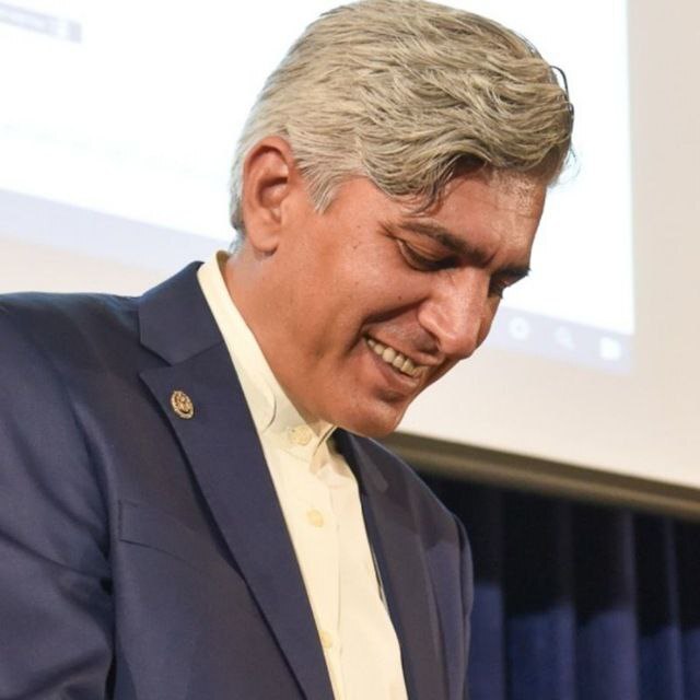 دیگر کسی حاضر نبود پشت آن میز بنشیند