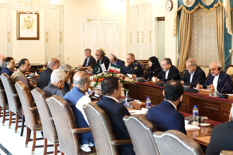 دشمن میخواست گروهکهای متخاصم برای آشوب وارد کشور شوند دشمن میخواست گروهکهای متخاصم برای آشوب وارد کشور شوند