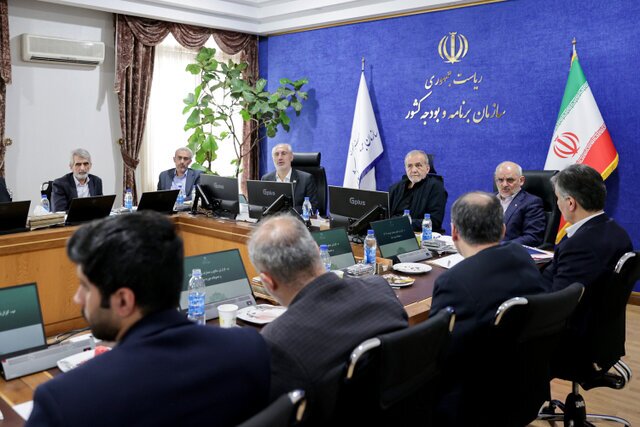 انتقاد پزشکیان از پرداخت بیضابطه ردیفهای دستمزدی به مدیران ناکارآمد انتقاد پزشکیان از پرداخت بیضابطه ردیفهای دستمزدی به مدیران ناکارآمد