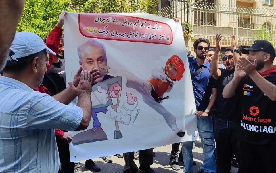 اعتراض پرسپولیسی‌ها به درویش با بنری عجیب!