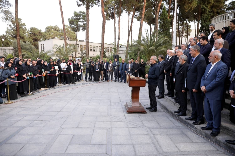 پزشکیان: ناترازی‌ها به ما به ارث رسیده؛ خبرنگاران می‌توانند نقشی موثر ایفا کنند