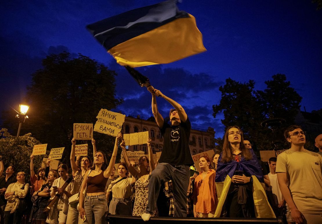 تظاهرات سراسری در اوکراین؛ زلنسکی عقب‌نشینی کرد