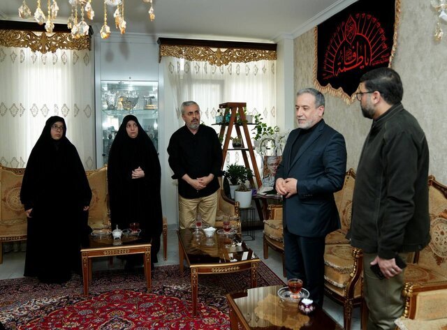 عراقچی با خانواده شهید باقری دیدار کرد