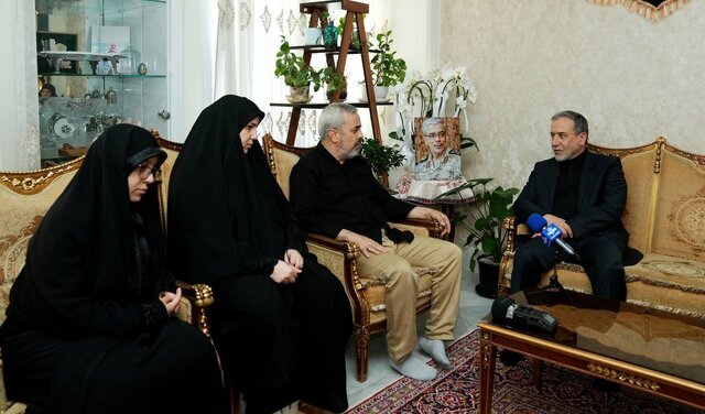 عراقچی با خانواده شهید باقری دیدار کرد