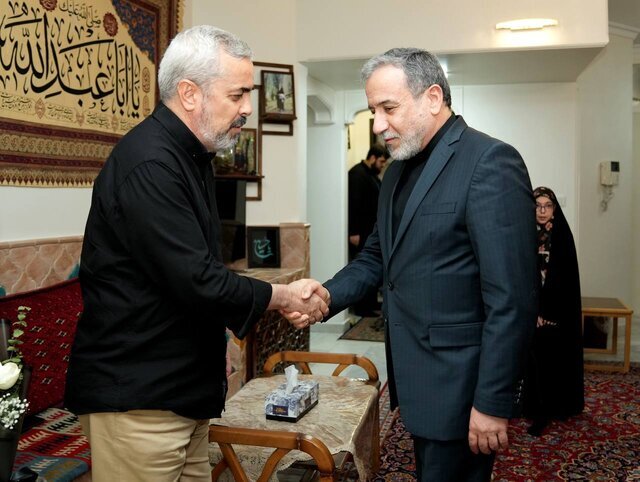 عراقچی با خانواده شهید باقری دیدار کرد