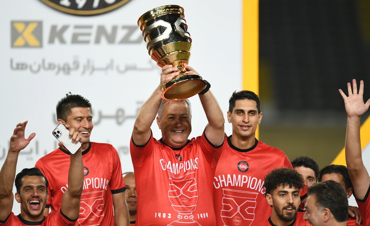 یکی دست نداد، یکی شعر خواند!