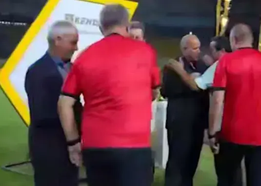 یکی دست نداد، یکی شعر خواند!