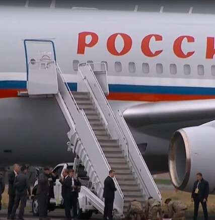 فرش قرمز برای مردی با دستان خونین