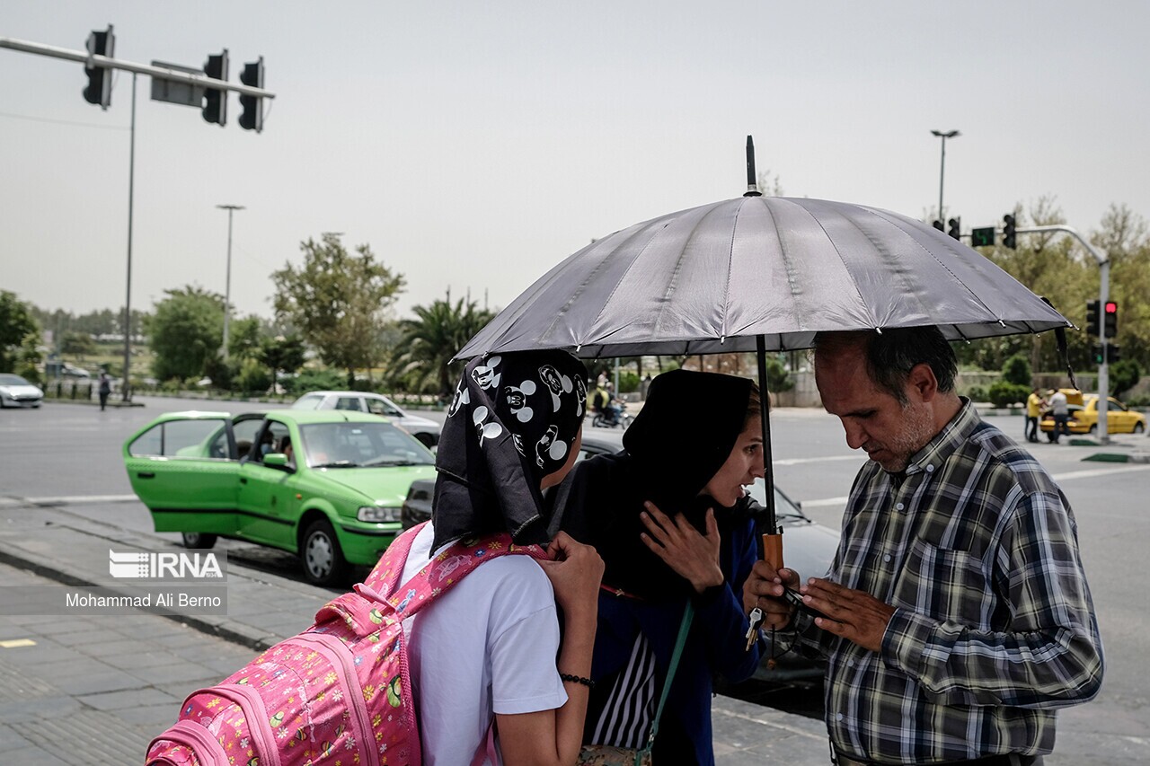 تداوم هوای گرم و گردوخاک در تهران تداوم هوای گرم و گردوخاک در تهران