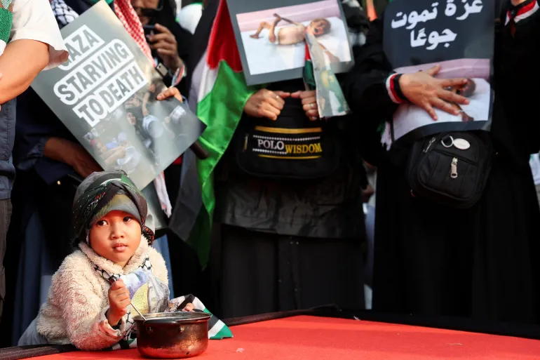 حرکت کاروانهای حامل کمکهای انسانی از مصر به غزه حرکت کاروانهای حامل کمکهای انسانی از مصر به غزه