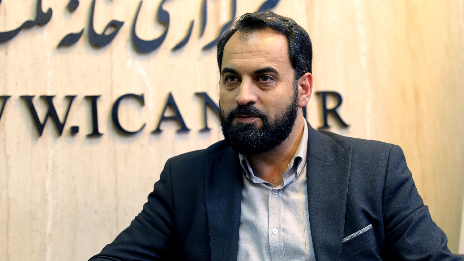 انگار رفع همه مشکلات را در تعطیلی میبینند! انگار رفع همه مشکلات را در تعطیلی میبینند!