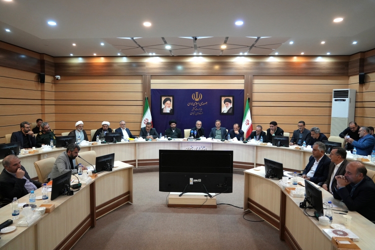 باید برای مشکلات مردم راه‌حل پیدا کنیم