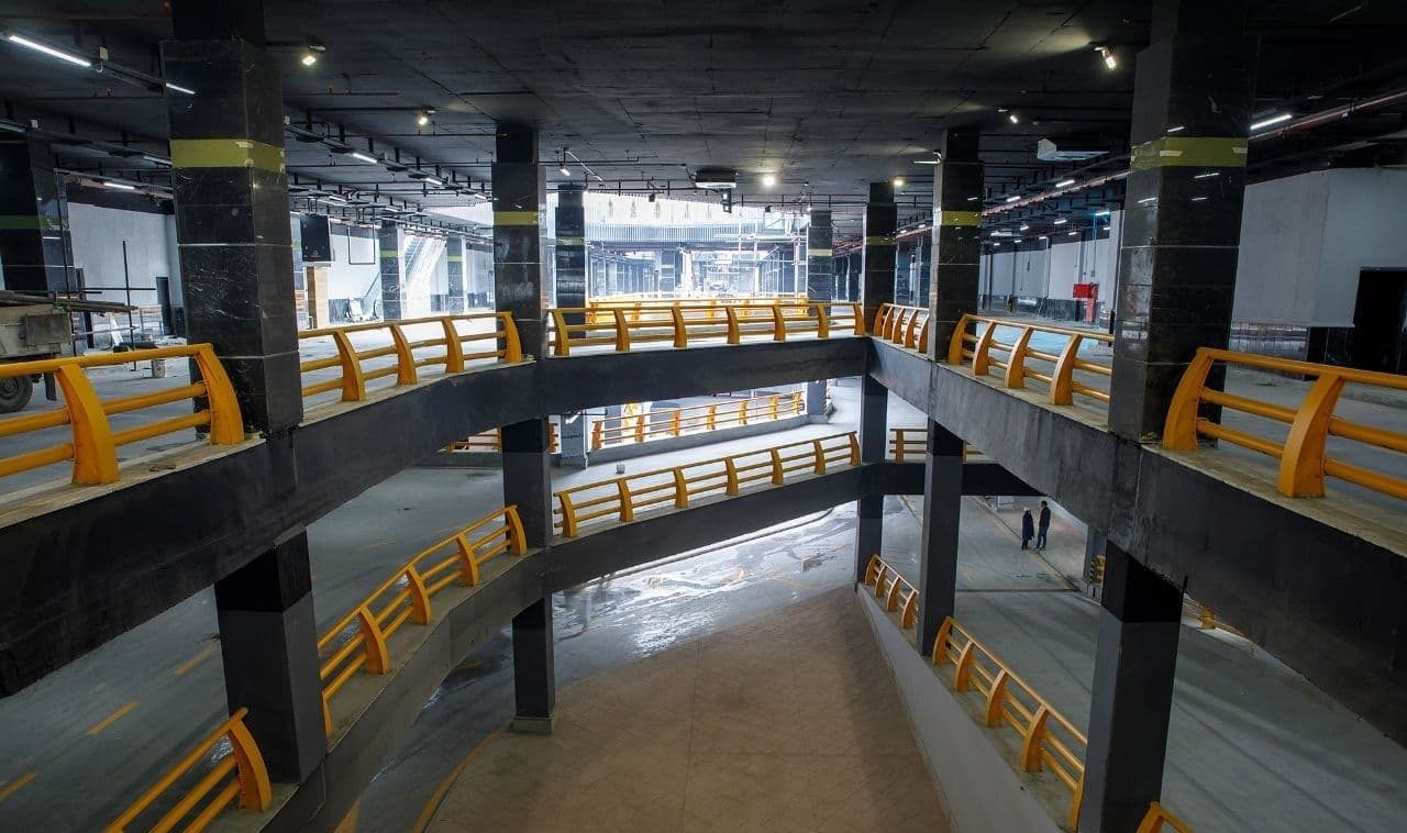 ضرورت احداث پارکینگ‌های طبقاتی در مرکز شهر رشت؛ چالش‌های ترافیکی و کمبود فضای توقف خودرو