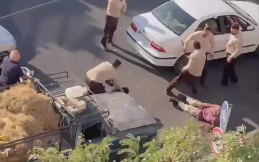 برخورد وحشیانه ماموران شهرداری با فروشندگان خیابانی +ویدیو برخورد وحشیانه ماموران شهرداری با فروشندگان خیابانی +ویدیو