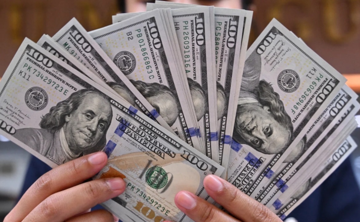 مداخله بانک مرکزی؛ دلار عقب‌نشینی کرد