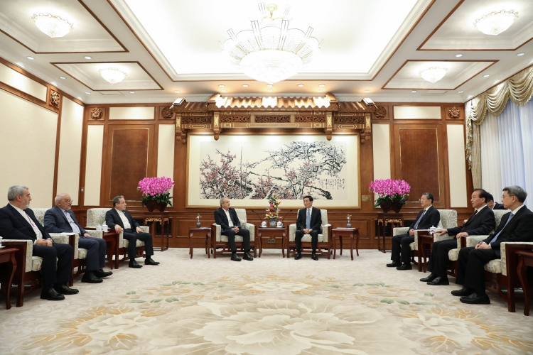 باید در برابر زورگوییها ایستادگی کرد باید در برابر زورگوییها ایستادگی کرد