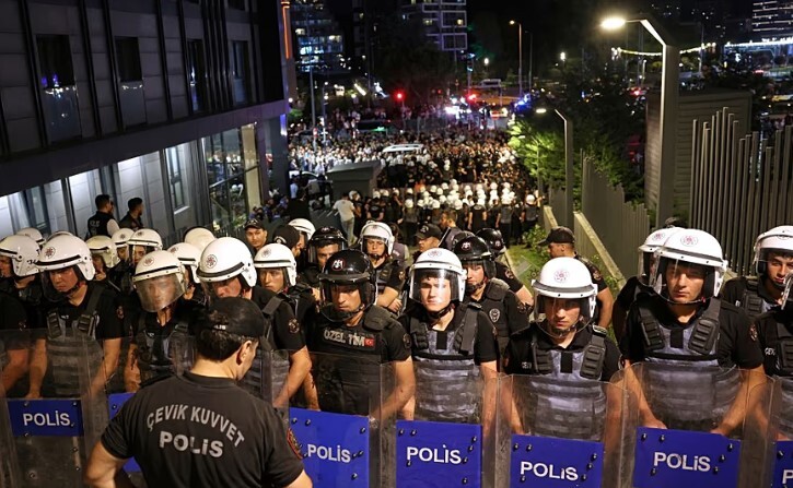 تجمع هواداران حزب جمهوریخواه/ پلیس استانبول گاز اشکآور شلیک کرد تجمع هواداران حزب جمهوریخواه/ پلیس استانبول گاز اشکآور شلیک کرد