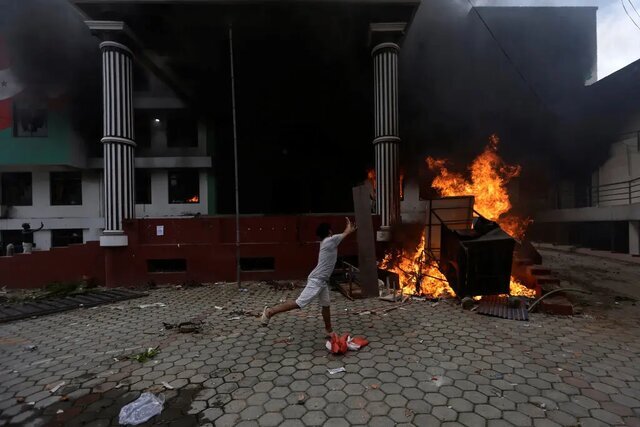 اعتراضات نپال؛ استعفای نخست وزیر و کابینه/ مردم خانههای مقامات را آتش زدند اعتراضات نپال؛ استعفای نخست وزیر و کابینه/ مردم خانههای مقامات را آتش زدند